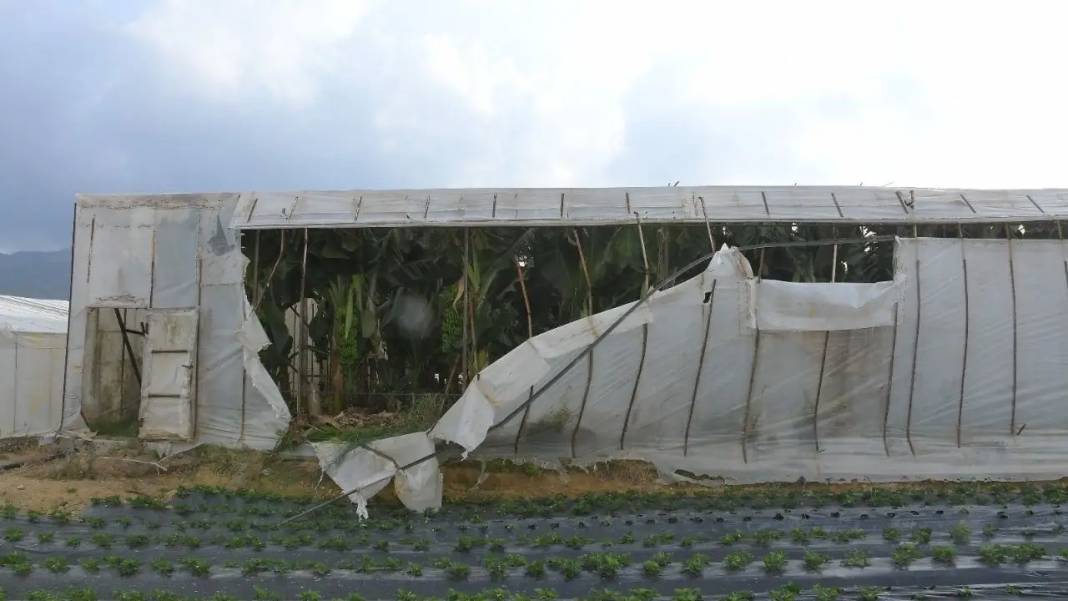 Mersin’de Seraları Yerle Bir Eden Hortum Kameraya Yansıdı! 2